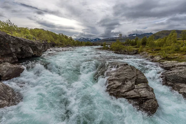 Jotunheimen 国家公园靠近 Gjende 湖的小河 — 图库照片