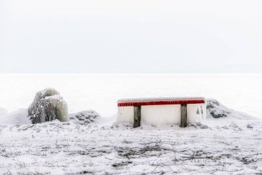 Kışın buzlu kırmızı tezgah