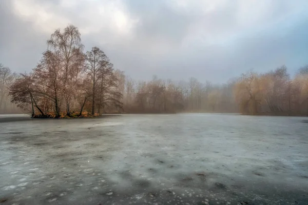 Macaristan'da Gölü Sasto. Bu küçük göl Matra dağ Macaristan'ın en yüksek olduğu.
