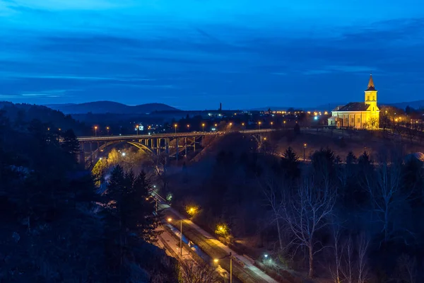 Veszprem, Macaristan'da akşam viyadük ve St Leslie kilisesi.