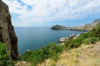 Golitsyn iz Novy Svet (Yeni Dünya) yerleşim yakın kayalık sahil, üzerinden Blue bay ve cape Kapchik görüntüleme