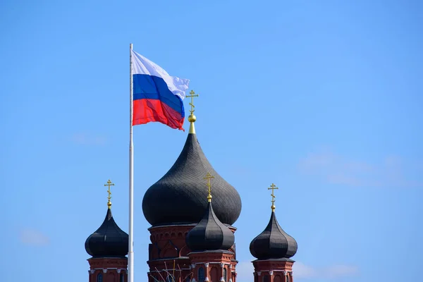 Russian Flag Fluttering Next Church Domes Symbol Relationship State Religion — Stock Photo, Image