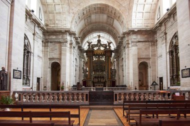 Lisbon, Portekiz - 03.01.2017: NEF ve Sao Vicente de Fora manastır kilisenin sunak. Lizbon en ünlü anıtlarından biri. 17. yüzyıl Mannerist mimari