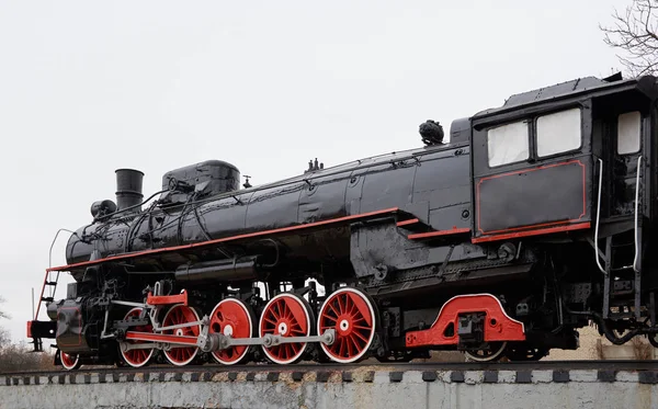 Oldalon Nézd Régi Klasszikus Fekete Steam Locomotive Piros Díszítéssel Vasúti — Stock Fotó
