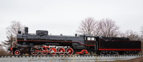 Vista Lateral Antiga Locomotiva Vapor Preta Clássica Com Decoração Vermelha — Fotografia de Stock