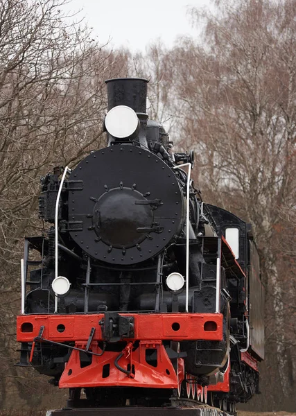 Vooraanzicht Van Oude Klassieke Zwarte Stoomlocomotief Met Rode Decoratie Rails — Stockfoto