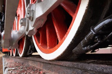 eski klasik Buhar lokomotif, kırmızı ve beyaz jantlar görünümü kapatın