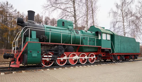 Zijaanzicht Van Klassieke Oude Groene Stoomlocomotief Rail Tracks — Stockfoto