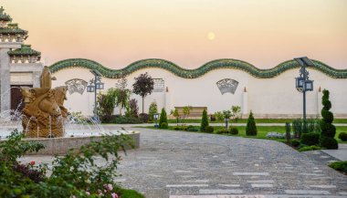 Peyzaj moon ile geleneksel Çince park manzaralı akşam