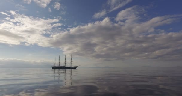 Grand Voilier Dans Mer Calme Miroir Lisse Sur Fond Côte — Video