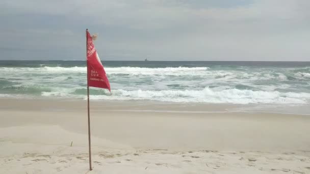 ポルトガル語と英語で書かれた 危険な電流 ブラジルのビーチで赤い旗 — ストック動画