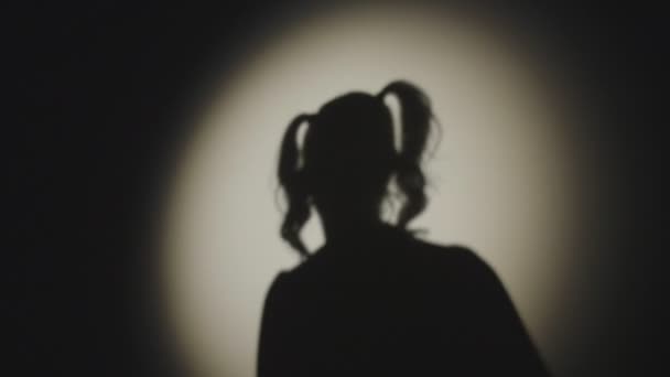 La scène de crime. Shadow of Strange Young Woman Killer tenant un couteau. Silhouette sombre sur le fond blanc — Video