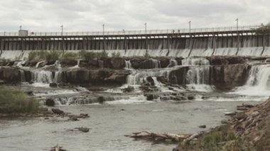 Kara Kartal Baraj Şelaleleri Montajı. Missouri Nehri, Great Falls, Montana.