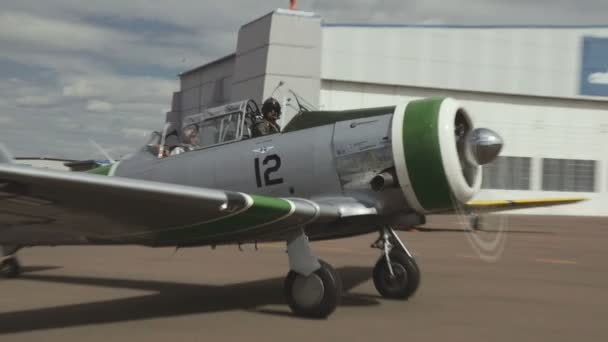 Great Falls, Montana, USA - Ιούλιος 2015. Vintage North American Aircraft T-6 Texan σε διάδρομο — Αρχείο Βίντεο