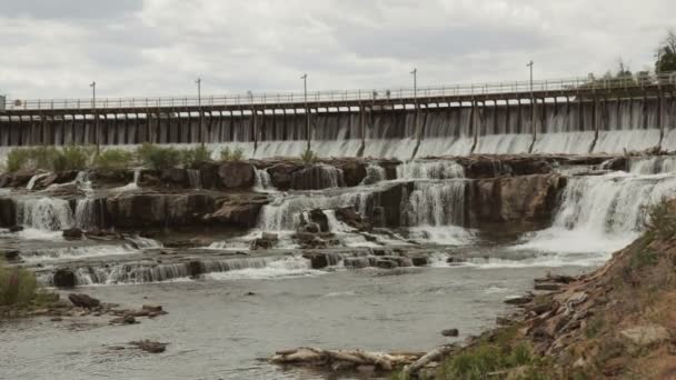 Montáž vodopádů přehrady Black Eagle. Řeka Missouri, Great Falls, Montana. Varovné znamení v přední části nebezpečné oblasti — Stock video