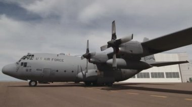 Great Falls, Montana, ABD - Temmuz 2015. Lockheed C-130 Herkül 'ün montajı. Büyük Şelale havalimanında dört motorlu Amerikan turboprop askeri nakliye uçağı..