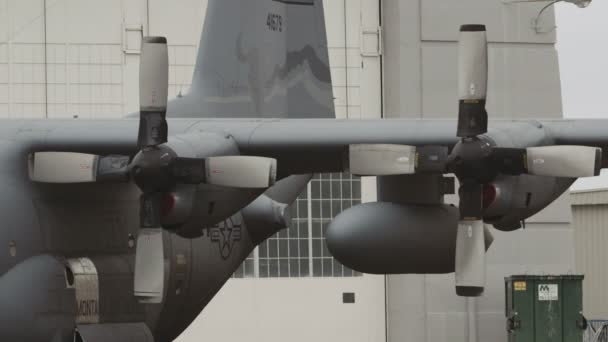 Great Falls, Montana, Verenigde Staten - JULI 2015. Montage van Lockheed C-130 Hercules Amerikaanse turbopropeller met vier motoren militair transport vliegtuig in Great Falls luchthaven. — Stockvideo