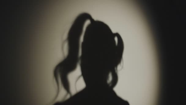 La scène de crime. Shadow of Strange Young Woman Killer tenant un couteau. Silhouette sombre sur le fond blanc — Video