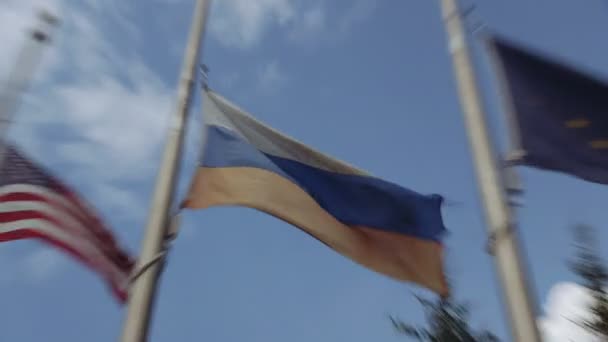 Ondeando banderas de Rusia, EE.UU. y Alaska en Fairbanks, cerca de Alaska Siberia World War II Memorial en honor del programa de préstamo y arrendamiento — Vídeos de Stock