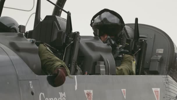 "Great Falls, Montana, USA - JULY 2015". Montage of Two Pilots in Full Ammunition Sitting in the Cockpit of an Airplane Пілоти в шоломах готуються до відльоту — стокове відео