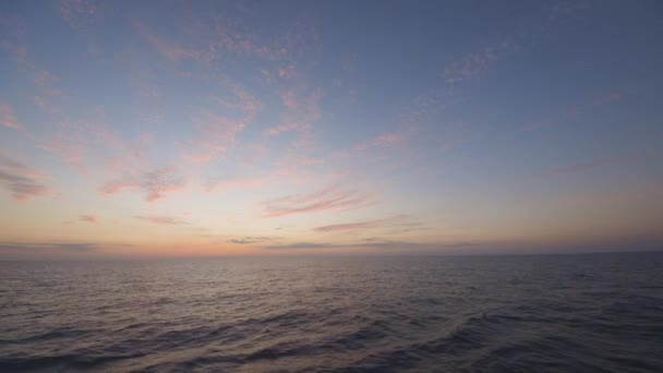 Belle vue depuis le navire au coucher du soleil sur l'océan