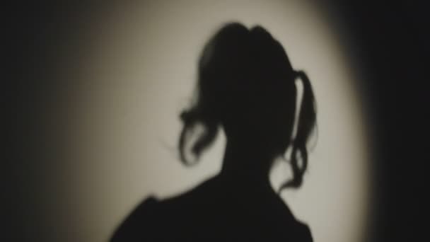 La scène de crime. Shadow of Strange Young Woman Killer tenant un couteau. Silhouette sombre sur le fond blanc — Video