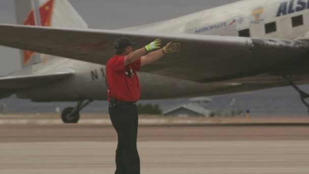 Great Falls, Montana, EUA - JULHO 2015. Controlador de tráfego aéreo na frente de Douglas C-47 Skytrain Aircraft — Vídeo de Stock