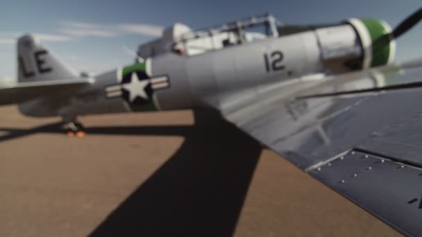 Great Falls, Montana, USA - Ιούλιος 2015. Vintage North American Aircraft T-6 Texan σε διάδρομο — Αρχείο Βίντεο