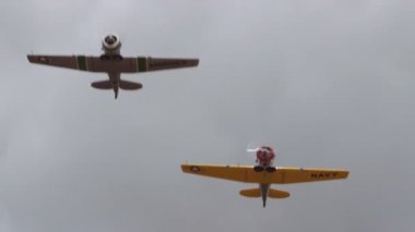 3 Çekim Klasik Kuzey Amerika Hava Aracı T-6 Teksaslı Gökyüzünde