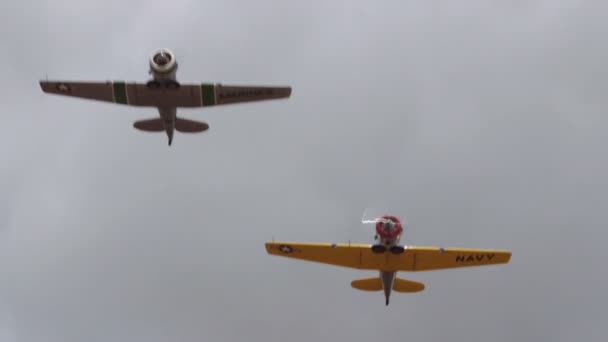3 skott Montage av vintage nordamerikanska flygplan T-6 Texan i himlen — Stockvideo