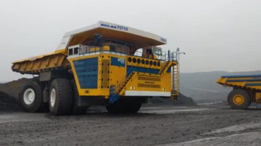 Kemerovo, Rusya - Ağustos 2019. Dünyanın en büyük ve en ağır çöp kamyonu. Büyük BELAZ 75710 Kömür Madencilik Alanında