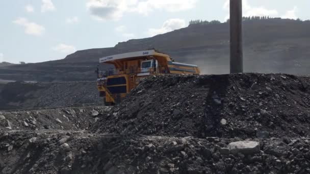 Kemerovo, Russia - August 2019. Kemerovo, Russia - August 2019. Heavy Dumb Trucks At The Coal Mining Area. — Αρχείο Βίντεο