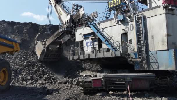 Kemerovo, Russia - August, 2019. Large Excavator Bucket Loading Heavy Dumb Truck At The Coal Mining Area. — Stock videók