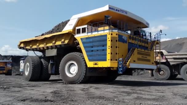 Kemerovo, Rússia - agosto de 2019. O maior e mais alto caminhão de descarga do mundo nunca. Big BELAZ 75710 na área de mineração de carvão — Vídeo de Stock