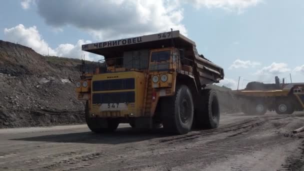 Kemerovo, Russia - August 2019. Kemerovo, Russia - August 2019. Heavy Dumb Trucks At The Coal Mining Area. — Stockvideo