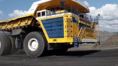 Kemerovo, Rusya - Ağustos 2019. Dünyanın en büyük ve en ağır çöp kamyonu. Büyük BELAZ 75710 Kömür Madencilik Alanında