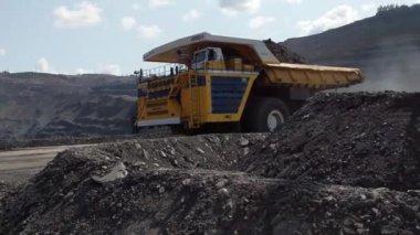 Kemerovo, Rusya - Ağustos 2019. Dünyanın en büyük ve en ağır çöp kamyonu. Büyük BELAZ 75710 Kömür Madencilik Alanında
