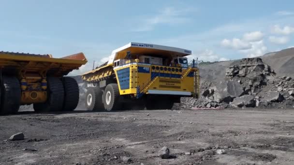 Kemerovo, Rússia - agosto de 2019. O maior e mais alto caminhão de descarga do mundo nunca. Big BELAZ 75710 na área de mineração de carvão — Vídeo de Stock