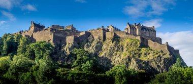 Bir yaz gününde Edinburgh kalesinin panoramik görüntü.