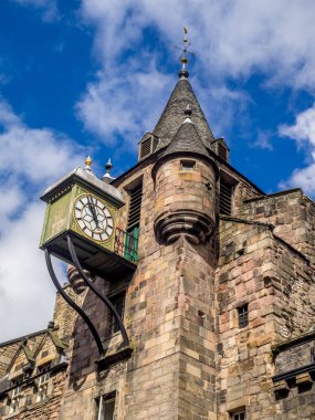 Royal Mile Edinburgh İskoçya'da Kulesi ve Canongate Tolbooth spire Phuket'in.