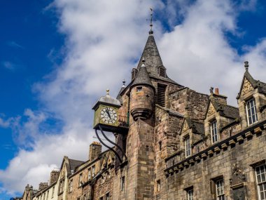Royal Mile Edinburgh İskoçya'da Kulesi ve Canongate Tolbooth spire Phuket'in.