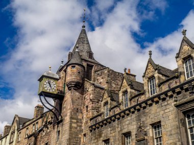 Royal Mile Edinburgh İskoçya'da Kulesi ve Canongate Tolbooth spire Phuket'in.