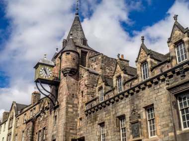 Royal Mile Edinburgh İskoçya'da Kulesi ve Canongate Tolbooth spire Phuket'in.