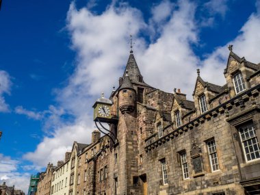 Royal Mile Edinburgh İskoçya'da Kulesi ve Canongate Tolbooth spire Phuket'in.