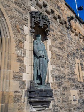 Edinburgh, İskoçya - 29 Temmuz: Robert Bruce heykel Edinburgh İskoçya Edinburgh Castle üzerinde 29 Temmuz 2017 girişinde. Edinburgh Castle birçok eski binaların dolu.