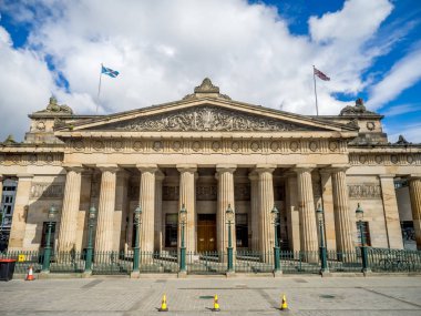 Edinburgh, İskoçya - 30 Temmuz: Dışarıda İskoç Ulusal Galeri'nin ve 30 Temmuz 2017 höyükte Edinburgh İskoçya'da. Scottish National Gallery Avrupa sanatının bulunmaktadir.