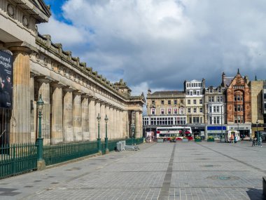 Edinburgh, İskoçya - 30 Temmuz: Dışarıda İskoç Ulusal Galeri'nin ve 30 Temmuz 2017 höyükte Edinburgh İskoçya'da. Scottish National Gallery Avrupa sanatının bulunmaktadir.