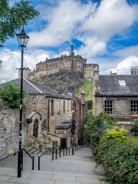 Edinburgh kalesinin görünümünden Edinburgh Grassmarket alanında vennel.