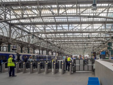 Glasgow, İskoçya - 20 Temmuz: İçinde Merkez İstasyonu üzerinde 20 Temmuz 2017 Glasgow, İskoçya'da kimliği belirsiz kişi. Glasgow Glasgow için büyük ana hat demiryolu terminus merkezidir.