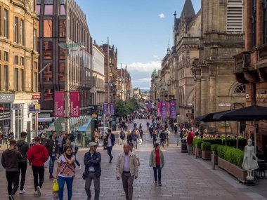 Glasgow, İskoçya - 21 Temmuz: 21 Temmuz 2017 Glasgow, İskoçya'da Buchanan Caddesi'nde. Buchanan Street İskoçya'da ana alışveriş bölgesine ve çok sayıda iyi restoran ve dükkanlar vardır.